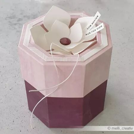 Die - Octogonal box with window - Alexandra Renke