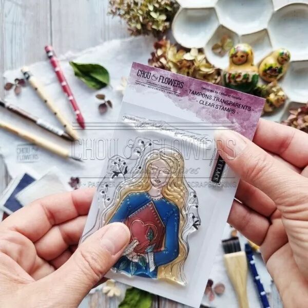 Tampon clear A7 FAM108 FILLE COEUR - la cl� des souvenirs - Chou and Flowers